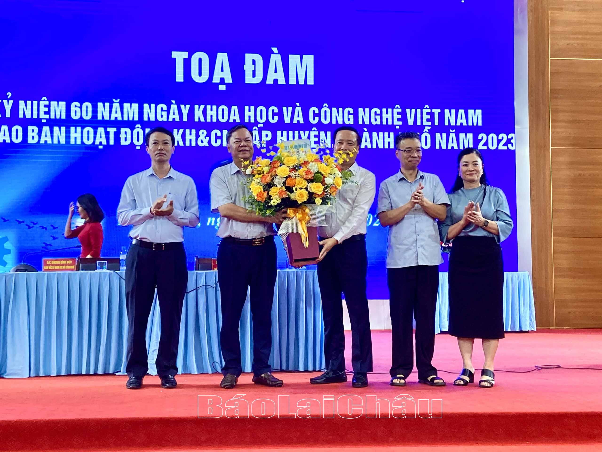 Thay mặt lãnh đạo tỉnh, đồng chí Lê Đức Dục - Ủy viên Ban Thường vụ Tỉnh ủy, Trưởng Ban Tuyên giáo Tỉnh ủy tặng hoa chúc mừng ngành KH&CN.